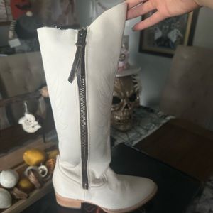 Freebirds whisper size 10, comes w/ box and dust bags. Only worn once inside